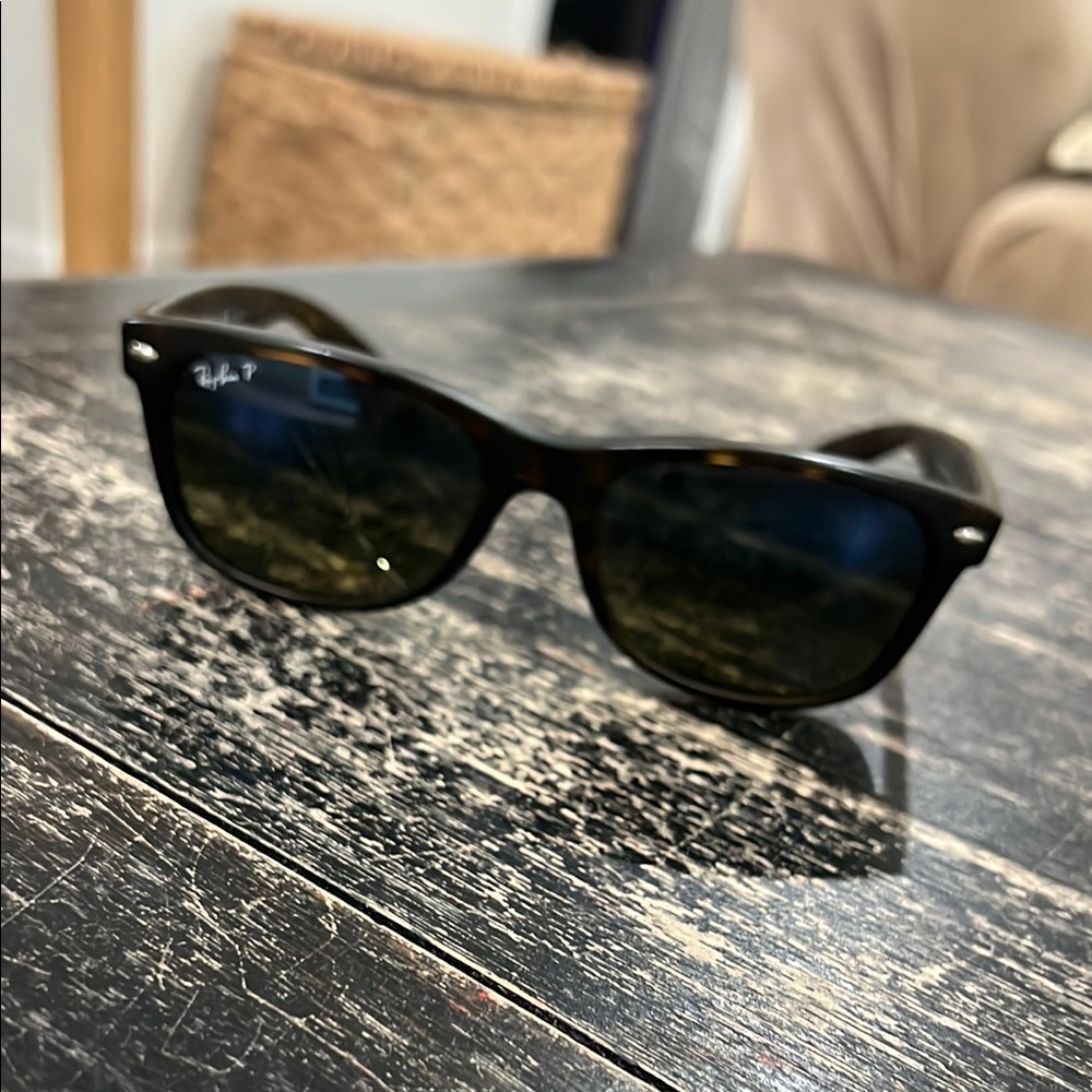Ray-Ban Polarized wayfarer Sunglasses DAMAGED